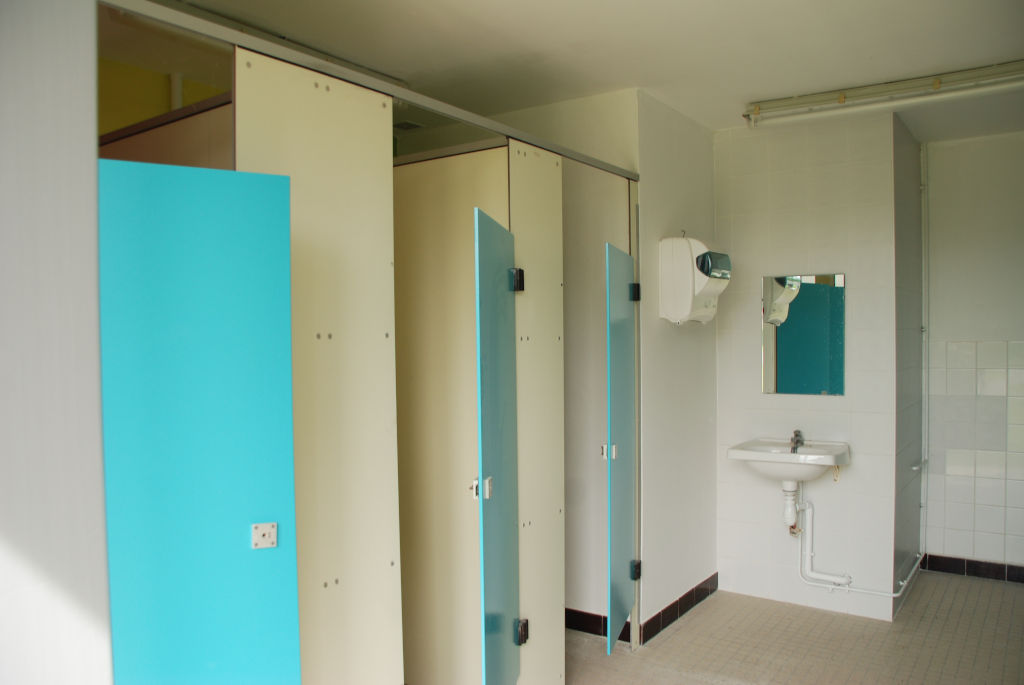 douches, lavabos, wc, éviers, lave-linge, sèche-linge
